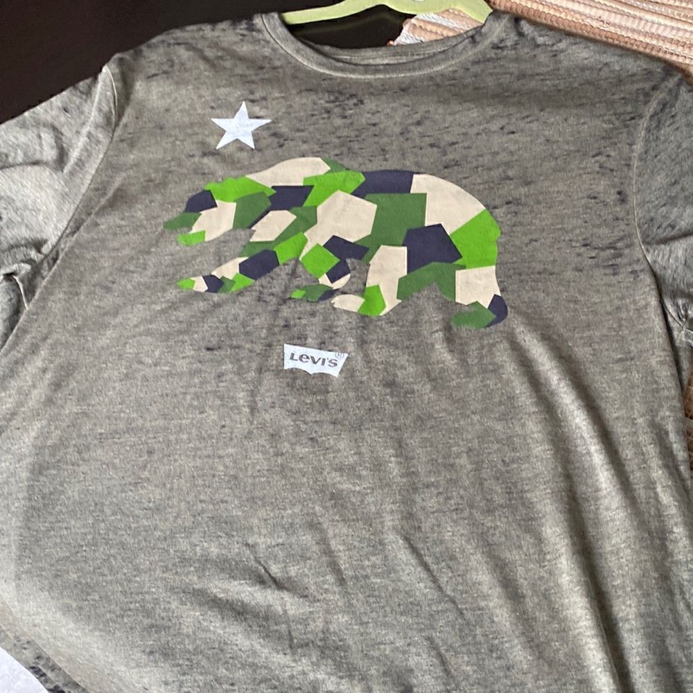 NWOT Levi graphic tee size M